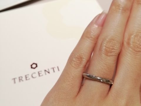 【TRECENTI(トレセンテ)の口コミ】 リングの正面から見るとシンプルなストレートラインのリングですが、上側…