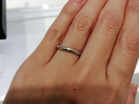 【4℃ BRIDAL(ヨンドシーブライダル)の口コミ】 リングの上側と下側に、流れるようにメレダイヤが埋め込まれています。
リ…