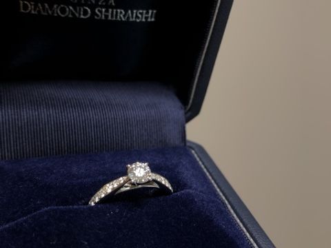 【銀座ダイヤモンドシライシの口コミ】 ダイヤモンドの品質も良く、サイドにもダイヤモンドがあり中央のダイヤモ…