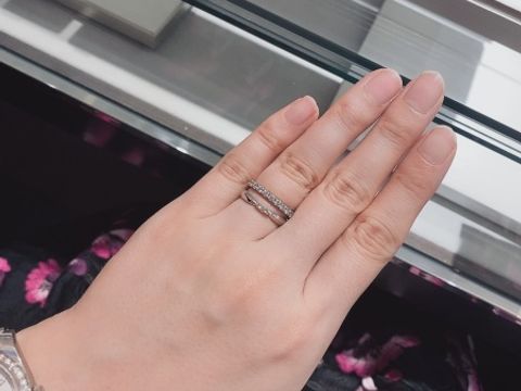 【アイプリモ(I-PRIMO)の口コミ】 婚約指輪と重ね付けできる結婚指輪を探しにきました。
大きめのダイヤモン…