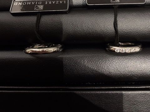 【ラザール ダイヤモンド(LAZARE DIAMOND)の口コミ】 フルダイヤの結婚指輪と重ね付けができる大きめのダイヤモンドが複数付い…