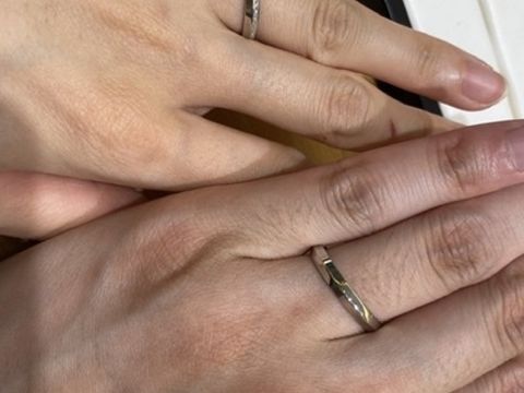 【WAKO BRIDALの口コミ】 真ん中のラインが高くなっているデザインであり、付けた時に指が細く見え…