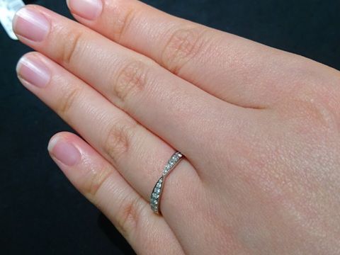 【ティファニー(Tiffany & Co.)の口コミ】 リボンのように中央がしぼられていて、すごくフェミニンなデザインです。…