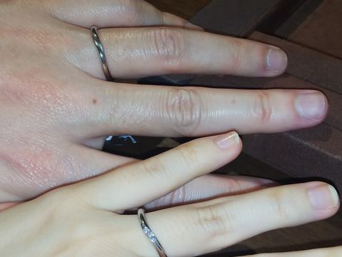 【BIJOUPIKO(ビジュピコ)の口コミ】 ウェーブのデザインの指輪です。女性用にはダイヤもついています。素材は…