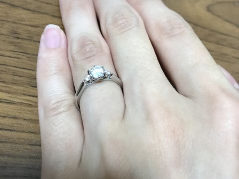 【銀座ダイヤモンドシライシの口コミ】 指輪の知識がない中で丁寧な接客で種類やグレードの説明を一からしていた…