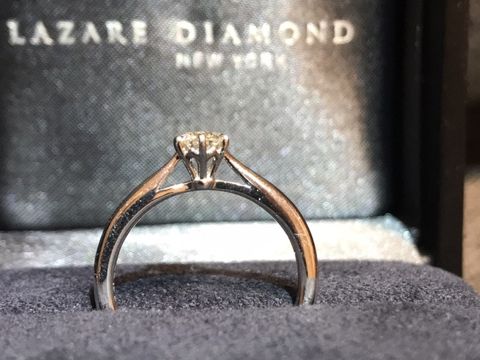 【ラザール ダイヤモンド(LAZARE DIAMOND)の口コミ】 1粒ダイヤのシンプルで上品なデザインです。
横から見た時に立体的で高さ…