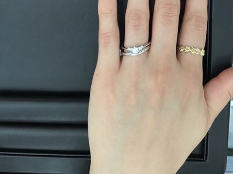 【ラザール ダイヤモンド(LAZARE DIAMOND)の口コミ】 他の店舗でも同じようなデザインを試着しましたが
緩やかなV字を試着しま…