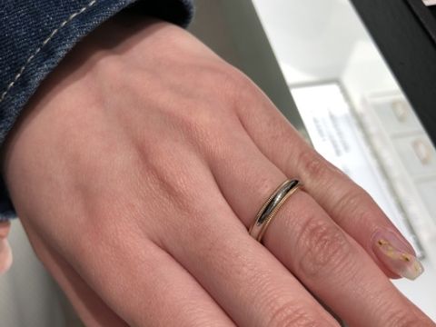 【ティファニー(Tiffany & Co.)の口コミ】 定番のミル打ちのデザインでピンクゴールドとシルバーのデザイン。
ピンク…