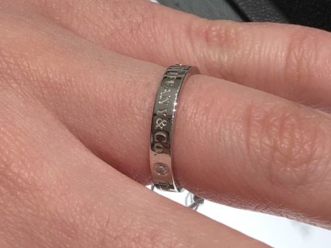 【ティファニー(Tiffany & Co.)の口コミ】 ティファニーのロゴ入りがとってもかわいい指輪です！
平たい型も程よい存…