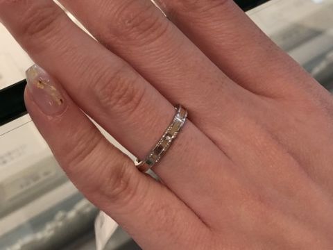 【MIKIMOTO(ミキモト)の口コミ】 真ん中のラインがゴールドになっているデザインを試着しました。
人と被ら…