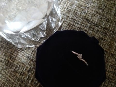 【4℃ BRIDAL(ヨンドシーブライダル)の口コミ】 彼が買ってくれたのですが、私がストレートのシンプルタイプより、シンプ…