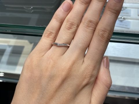 【アイプリモ(I-PRIMO)の口コミ】 ・ダイヤがあしらわれているもの
・ウェーブのある形
・細すぎないもの
で…