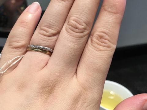 【銀座ダイヤモンドシライシの口コミ】 ツイストデザインがとってもかわいいです。ダイヤモンドもたくさん散りば…