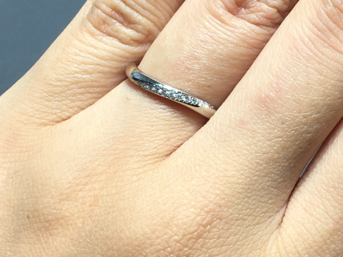 【4℃ BRIDAL(ヨンドシーブライダル)の口コミ】 上品なウェーブとダイヤのデザインで着け心地がとても良かったです。全方…