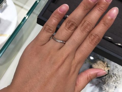 【ete(エテ)の口コミ】 ウェーブタイプのリングにダイヤが4粒ほど埋め込まれています。リングの幅…