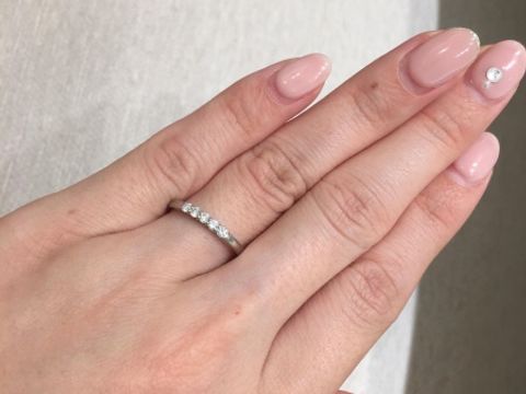 【festaria bijou SOPHIA(フェスタリア ビジュソフィア)の口コミ】 ５石タイプの指輪です。ダイヤ１つ１つが大きく、プラチナ部分が細い為、…