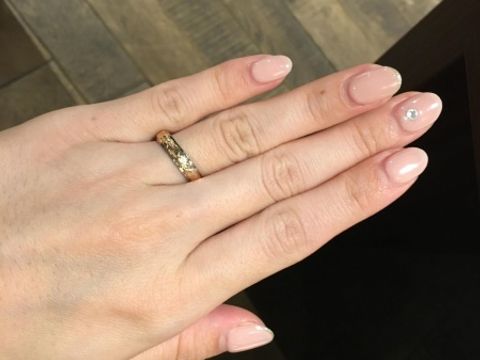 【Weliana(ウェリアナ)の口コミ】 プラチナとイエローゴールドを組み合わせた指輪となります。
柄はスクロー…