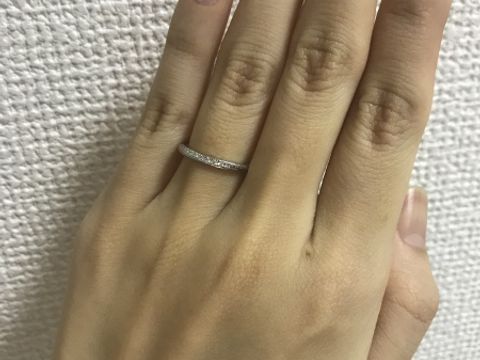 【銀座ダイヤモンドシライシの口コミ】 シンプルながらも手元が華やかになるデザインが決め手でした。また、結婚…