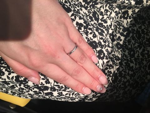 【エクセルコダイヤモンド(EXELCO DIAMOND)の口コミ】 ベースはストレートタイプのダイヤモンドの柄が斜めに入ったタイプの指輪…