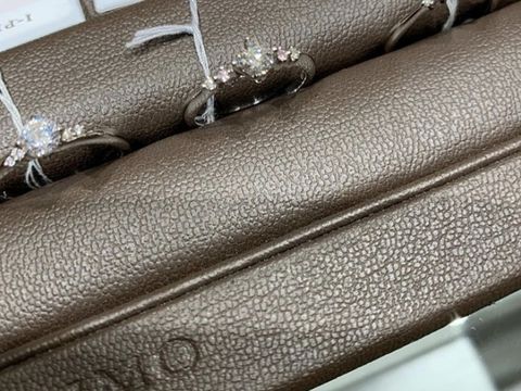 【アイプリモ(I-PRIMO)の口コミ】 カラーの石が入ってるタイプです！
婚約指輪はやっぱり白のダイヤモンド！…
