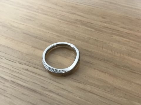 【俄(にわか)の口コミ】 シンプルだけどデザイン性もあって、何歳になっても違和感なくつけられる…