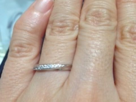 【EmbrasseR purest(アンブラッセピュアレスト)の口コミ】 ストレートにダイヤモンドがナナメのラインで入っています。メレダイヤの…