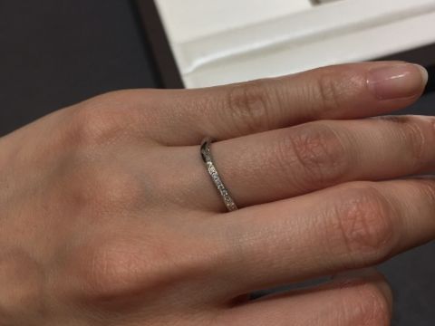 【俄(にわか)の口コミ】 とてもシンプルですがとても綺麗で、とても可愛い指輪です。細身の指輪な…