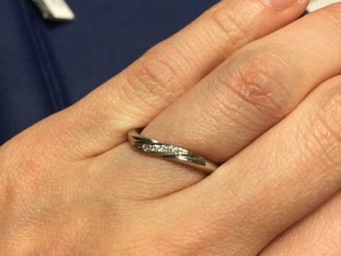 【エクセルコダイヤモンド(EXELCO DIAMOND)の口コミ】 指輪の決め手はダイヤモンドの輝きです。ダイヤの数はほかの指輪より少な…