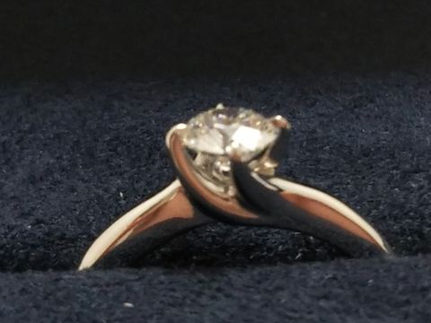 【ラザール ダイヤモンド(LAZARE DIAMOND)の口コミ】 十字の四点止め、ダイヤの輝き、着用してみた時の全体のバランスにこだわ…