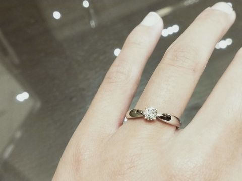 【ティファニー(Tiffany & Co.)の口コミ】 【指輪のデザイン・テイストについて】アームが細身のデザインで台座高め…