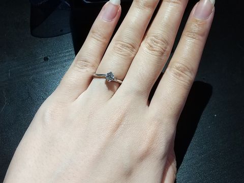 【銀座ダイヤモンドシライシの口コミ】 婚約指輪だと豪華なイメージだったのですが、派手なリングだとメインのダ…