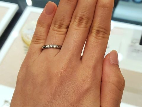 【MIKIMOTO(ミキモト)の口コミ】 3粒ダイヤがついていて、1粒よりは華やか、でも華美になりすぎない感じが…