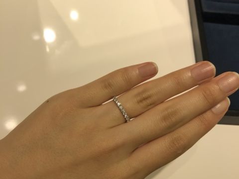 【4℃ BRIDAL(ヨンドシーブライダル)の口コミ】 エタニティリングに絞って探していました。
最初はフルエタニティがよかっ…