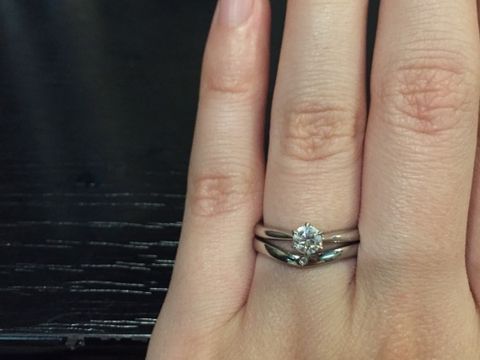 【銀座ダイヤモンドシライシの口コミ】 婚約指輪なので一粒ダイヤのリングが良いと思っていました。サイドから見…