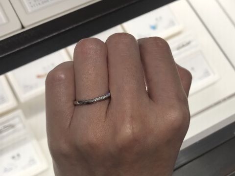 【俄(にわか)の口コミ】 朝葉はウェーブとしては王道のデザインで、控えめながらもダイヤモンドの…