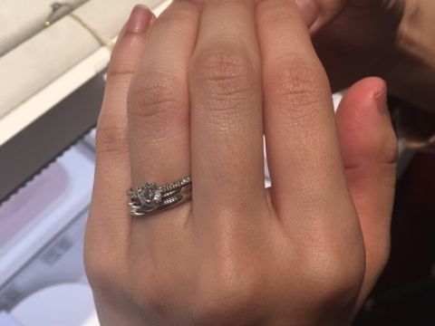 【ショーメ(CHAUMET)の口コミ】 リング全体に小さなダイヤモンドが並び、メインのダイヤモンドをひきたた…