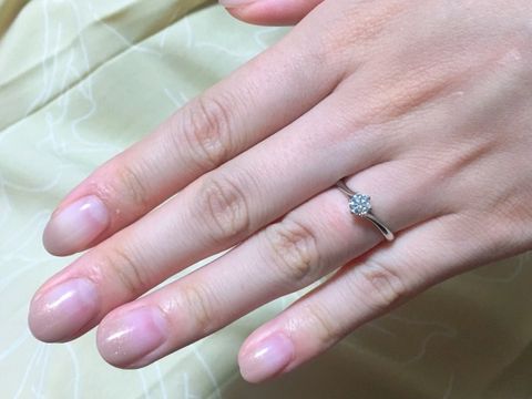 【銀座ダイヤモンドシライシの口コミ】 二人の手で二人の選んだダイヤモンドを支え合っているというイメージのデ…