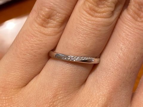 【TRECENTI(トレセンテ)の口コミ】 本体の形状としてはストレートですが、ダイヤの止め方が斜めに流れるよう…