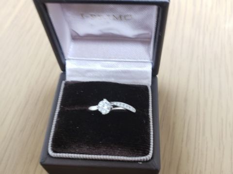 【アイプリモ(I-PRIMO)の口コミ】 大きなダイヤモンドの隣に７つの小粒のダイヤモンドがならんであるところ…