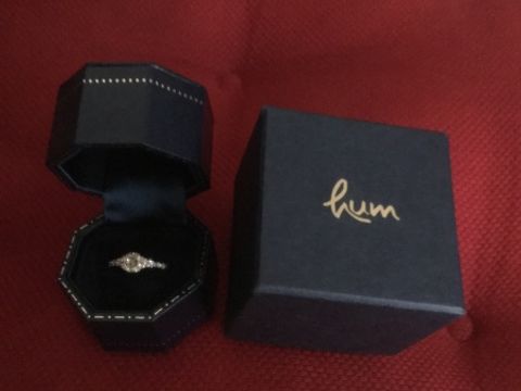 【hum(ハム)の口コミ】 結婚指輪と同時購入となりました。結婚指輪はシンプルめにしたので、婚約…
