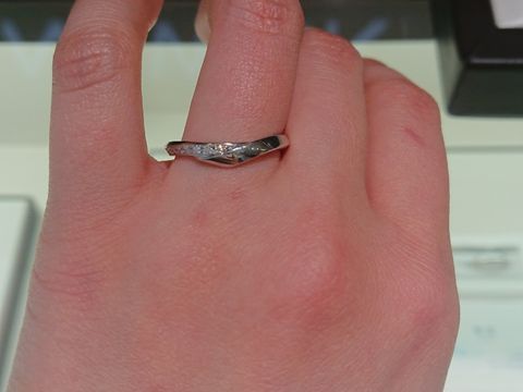 【俄(にわか)の口コミ】 着物の襟もとのようなフォルムがおしゃれで、指をすっきり見せてくれる洗…