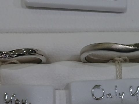 【Only You(オンリーユー)の口コミ】 U？V？字のラインが美しく、指をすっきり見せてくれます。メンズの指輪も…