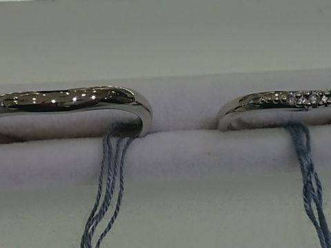 【レディティアラ(LADYTIARA)の口コミ】 ゆるいU字のデザインはつけやすく、やわらかい印象を与えます。価格も手ご…