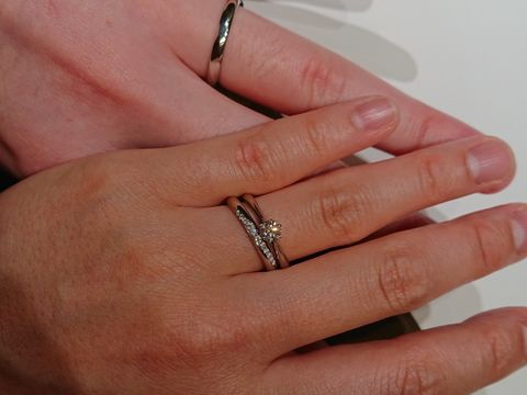 【ラザール ダイヤモンド(LAZARE DIAMOND)の口コミ】 婚約指輪と結婚指輪の重ね付けを考えていたので、重ねた時にぴったり合う…