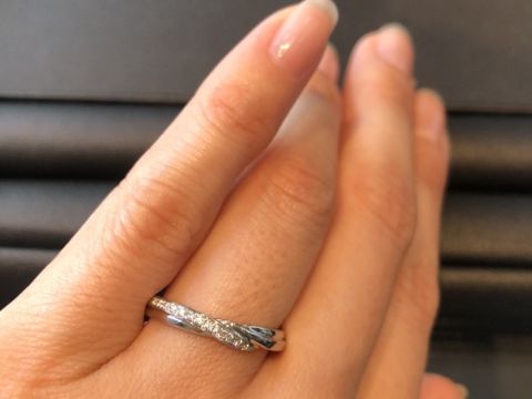 【エクセルコダイヤモンド(EXELCO DIAMOND)の口コミ】 私はダイアモンドが3つ以上ついていて、シンプルだけど他の人と被らないデ…