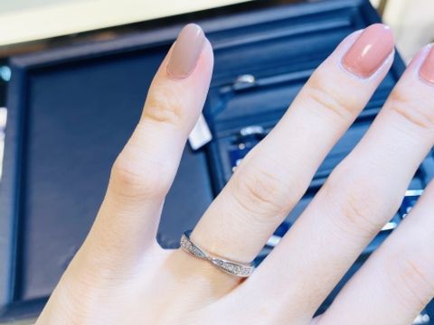 【ROYAL ASSCHER(ロイヤル・アッシャー)の口コミ】 真ん中がくびれた華奢なデザインのため、上品で女性らしいデザインです。…