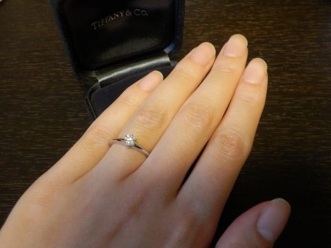 【ティファニー(Tiffany & Co.)の口コミ】 デザインは一粒ダイヤで、まさに「王道」という形を選びました。
派手すぎ…