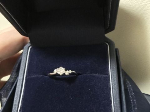 【銀座ダイヤモンドシライシの口コミ】 指は節が目立たず先に向かっていくにつれて細くなるタイプです。
形はなん…