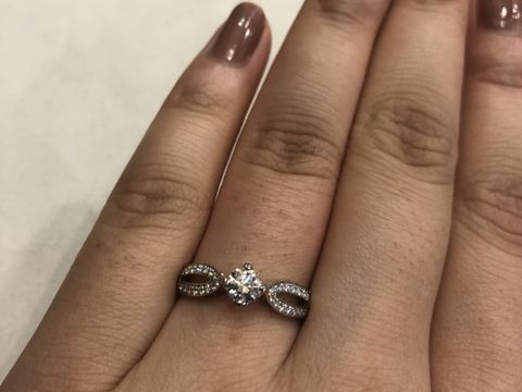 【ブシュロン(BOUCHERON)の口コミ】 パリの橋がもとのデザインとのこと。人と被らない、ダイヤのつなぎ目にく…