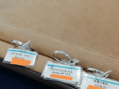 【銀座ダイヤモンドシライシの口コミ】 試着した商品は、アノリューという結婚指輪です。ストレートのシンプルな…